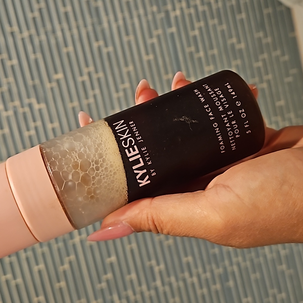 KYLIE SKIN FOAMING FACE WASH